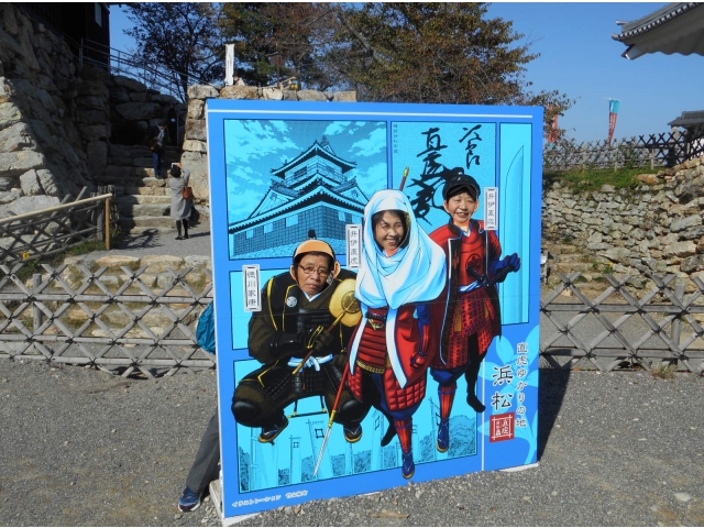 天守閣の近くで記念写真を撮りました