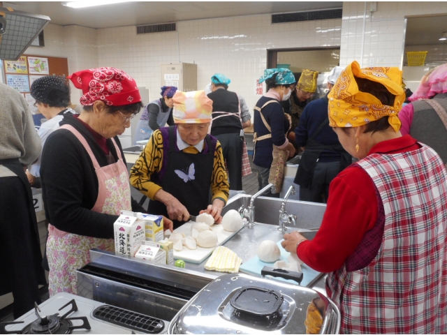 カブのスープを作る準備をしています