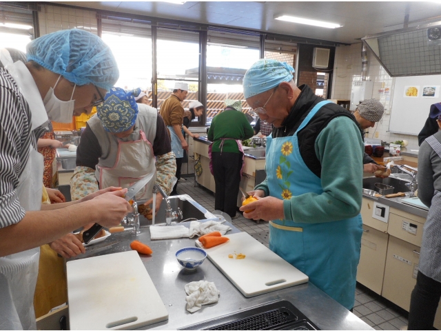 柚子の皮を切って、レンコン饅頭に飾りました