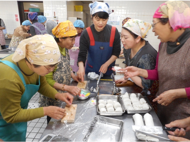 型に入れて「おこしもの」をつくりました