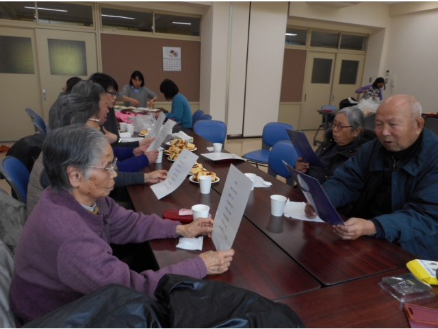 夕陽紅の歌詞を見て歌いました