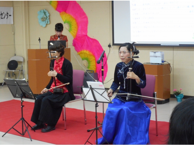 講演終了後、二胡の演奏で交流会が始まりました