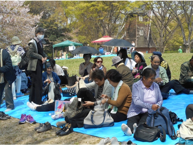 芝生広場でお弁当を食べました