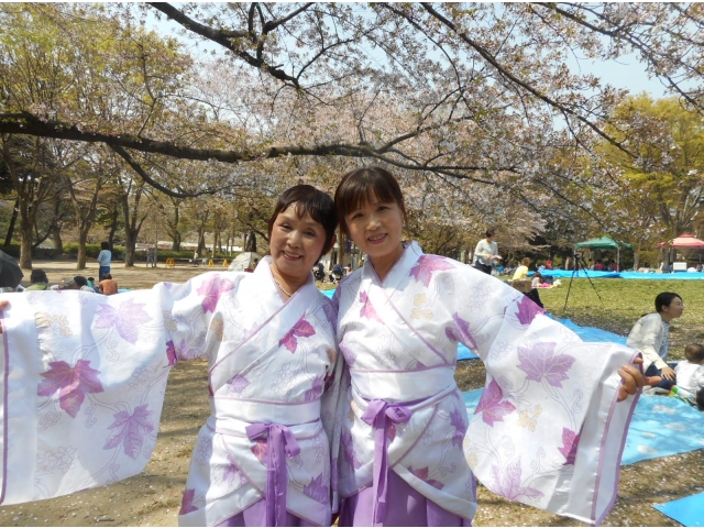 中国唐代様式の衣装を着て、はいポーズ