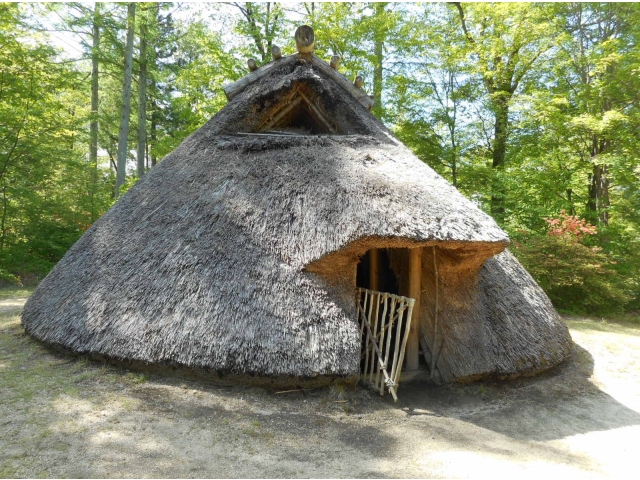 工場構内に在る縄文時代の復元住居です。