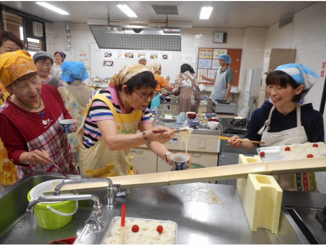 初めての流しそうめんは、少し難しかった。