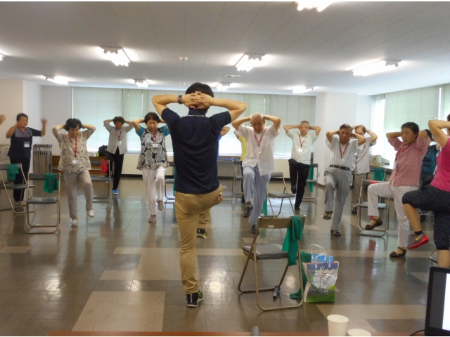 片足立ちでバランス感覚を鍛えます。