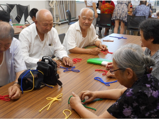 中国結びを皆さんでやってみました。