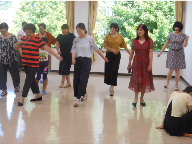 ダンス教室でステップを踏む皆さん。