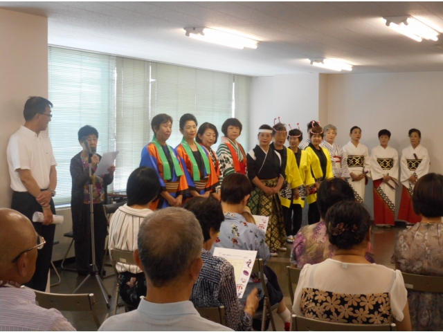 所長挨拶（通訳中）から始まりました。