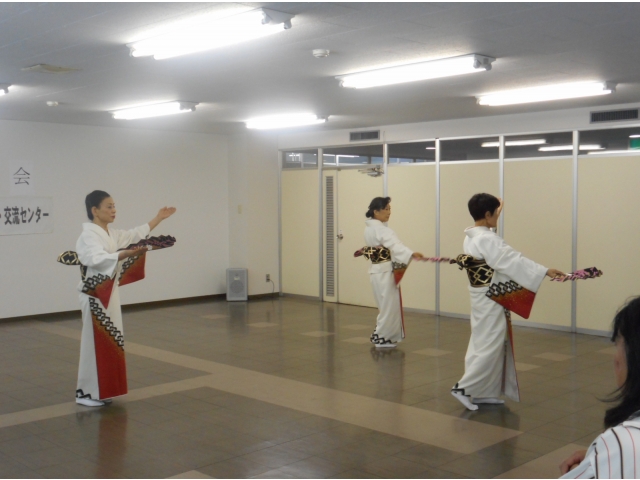 「大和路の恋」を踊る民踊サークルの皆さん。