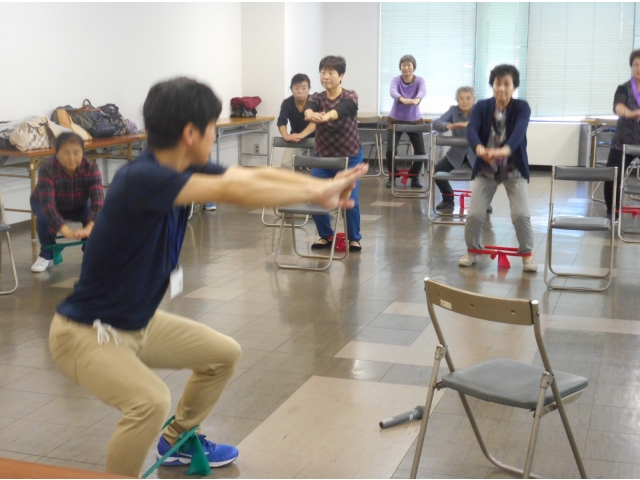 チューブを付けて、スクワットです。