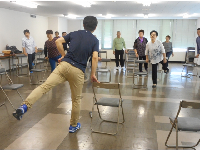 脚を前後に振って、伸ばしました。