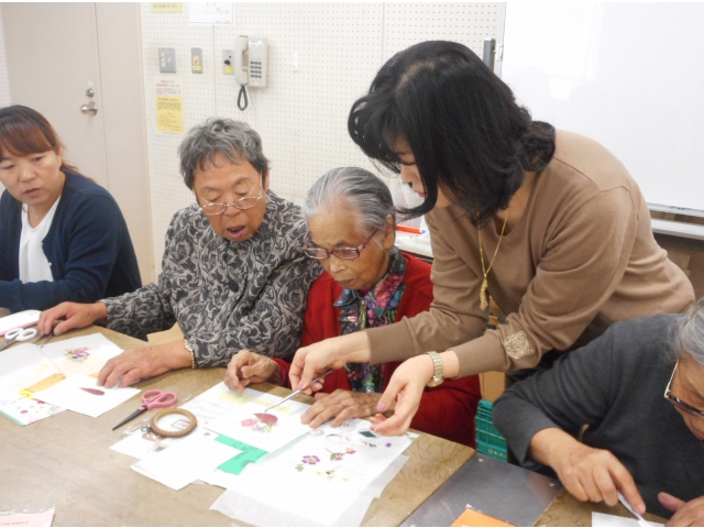 押花の置き方を講師から教えて頂きました。