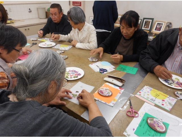 構図を考えながら草花を並べました。