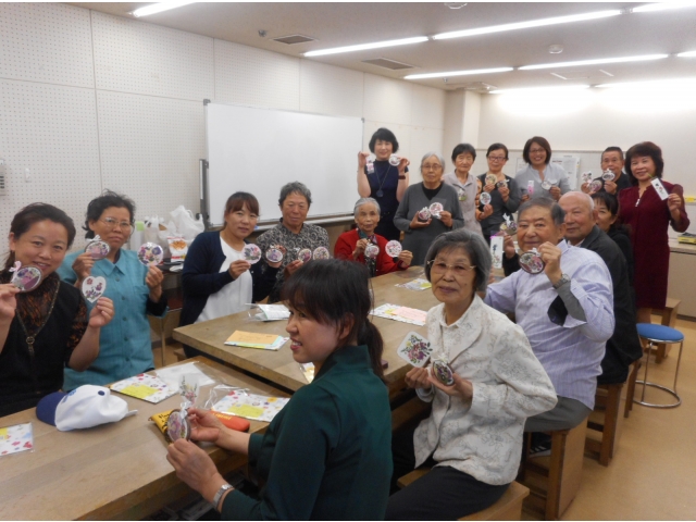 自分の作品を持って、集合写真を撮りました。