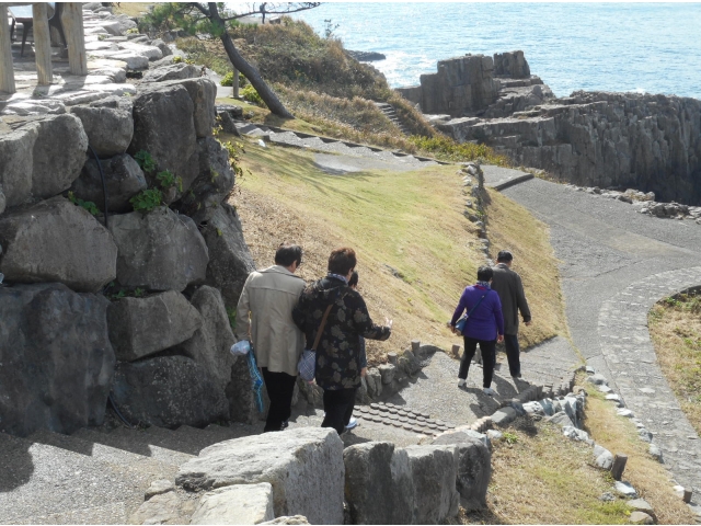 東尋坊の断崖絶壁へ向かいます。