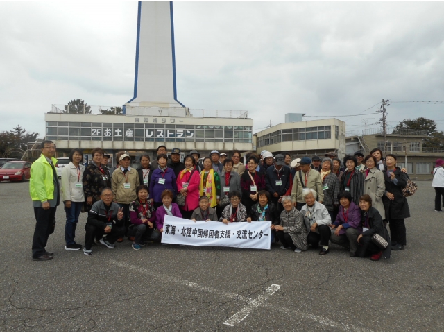 東尋坊タワー前で集合写真（２号車の皆さん）