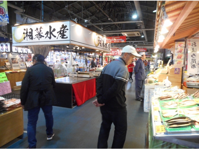 「日本海さかな街」にて