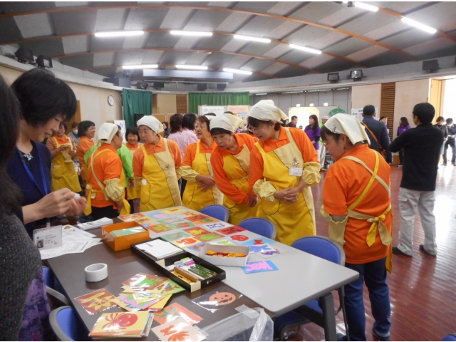 他ブースのスタッフの皆さんも興味津々？