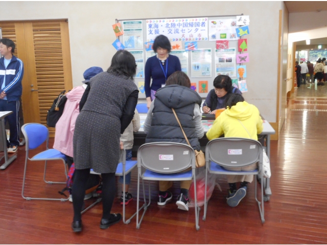 剪紙体験の風景