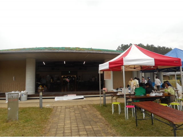 屋外のブースは、雨のため殆どありませんでした。