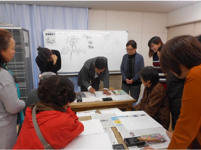 講師が菊の花のお手本を描いているところです。