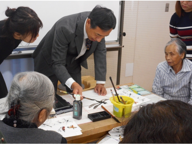 講師がトンボのお手本を描いているところです。