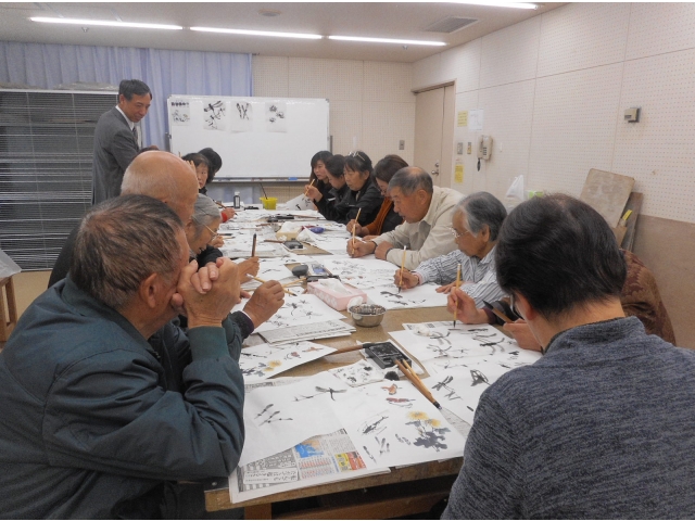 皆さんが菊・土筆・トンボまで描いたところです。