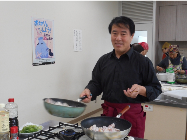 手慣れた様子で、フライパン２つで調理されました。