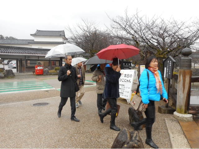 表門橋を渡り内堀の中へ