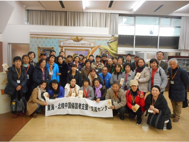 工場試飲室で集合写真