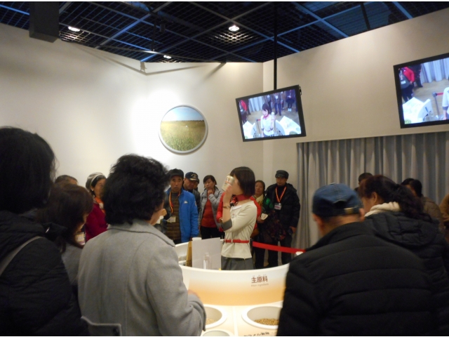 ホップの香りを嗅ぎ、麦芽を試食しました。