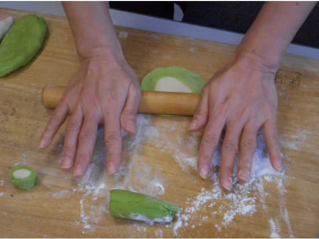 白色が内側となる様に伸ばします