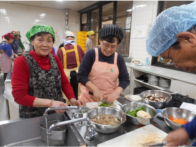 きんぴらに使う野菜を切っています