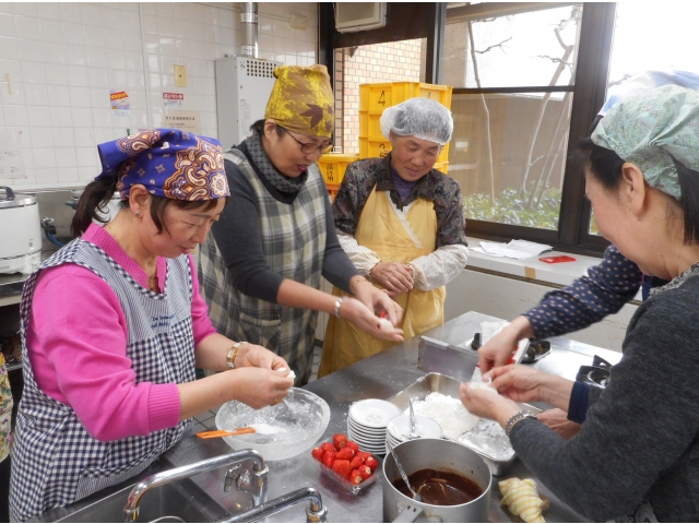 チョコレートとイチゴを包んでいます
