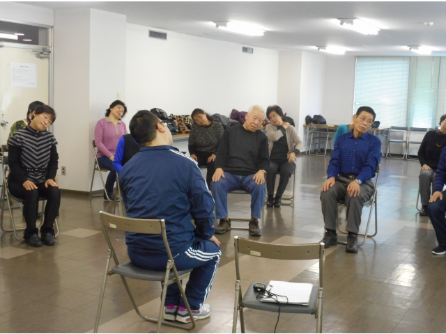 首のストレッチ運動