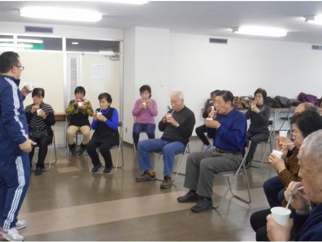 コップの水に、ストローを使って呼気を出します。