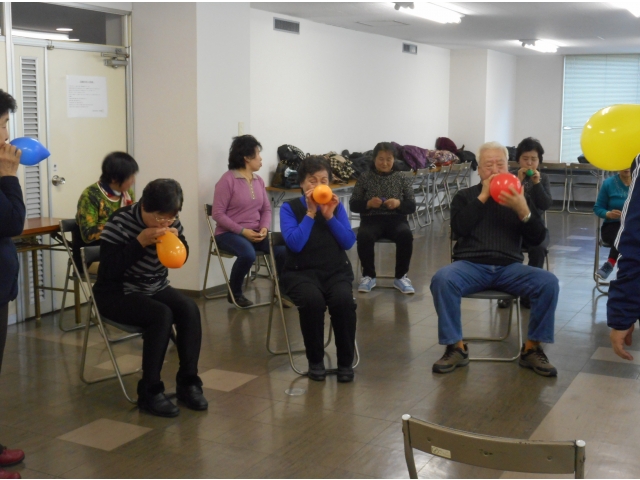 風船を膨らませます。