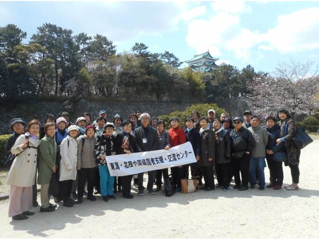 名古屋城を背景に、集合写真を撮りました。