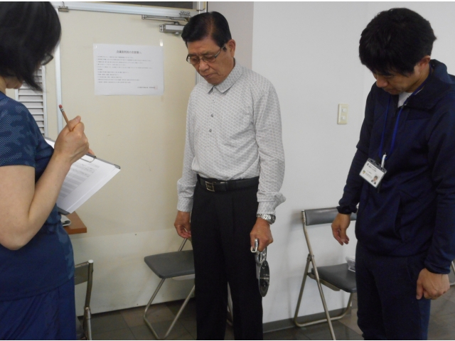 握力計を使って握力を測りました。