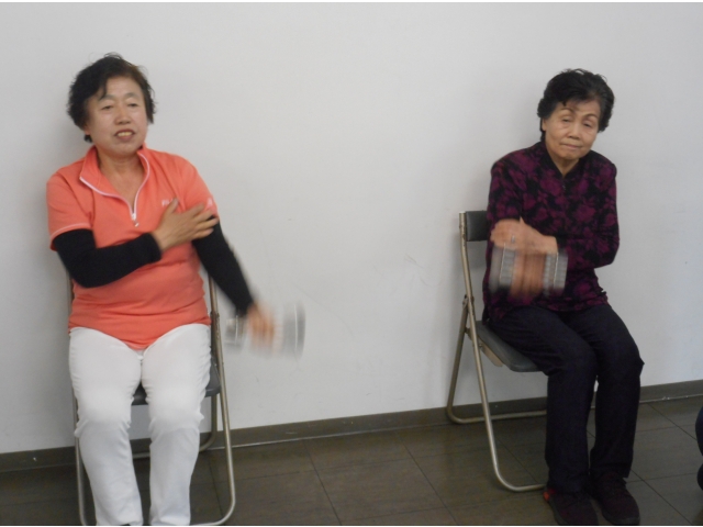 ダンベルを使って腕力を測定しました。