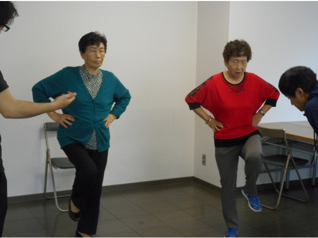 片足立ちをして、平衡感覚を測定しました。