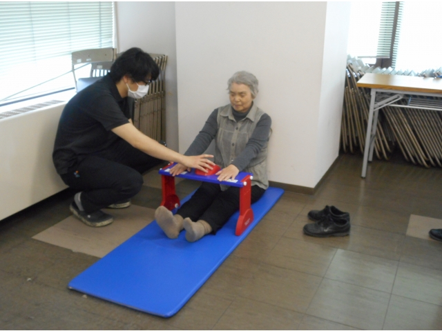 前屈姿勢で柔軟性を測りました。