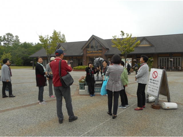 ガーデンカフェの前に牛の像がありました。