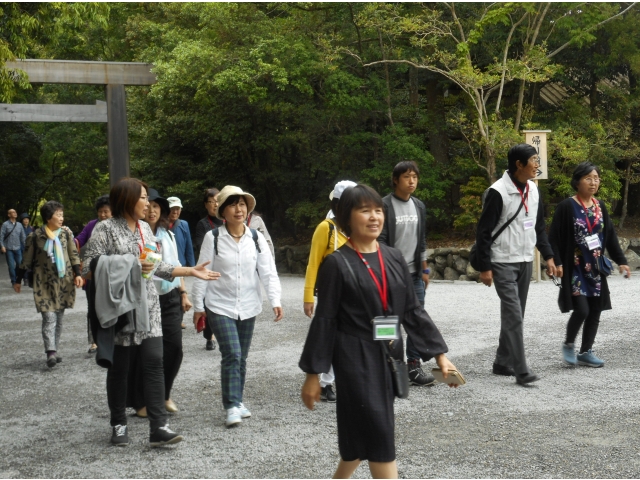 正宮へ向かう参道にて。