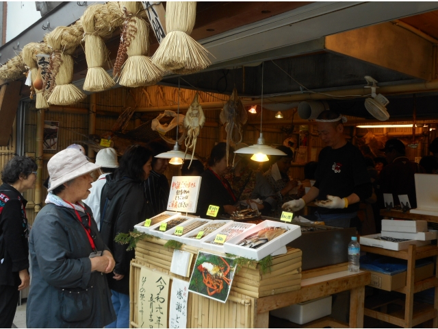 魚の干物を買う帰国者の皆さん。何故か？大人気！