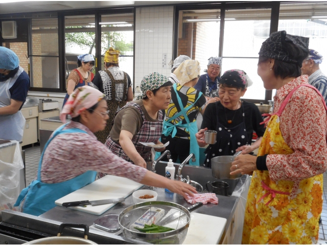 そうめんの酢の物を作る準備をしています。