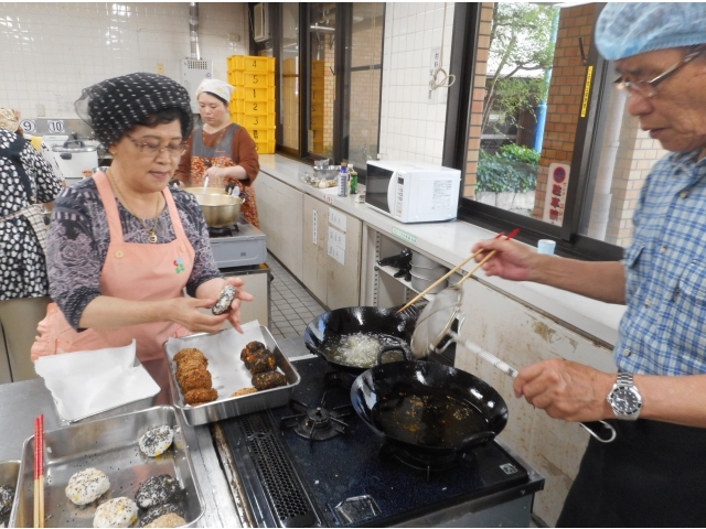 ゴマはんぺんは、最後に油で揚げて完成です。