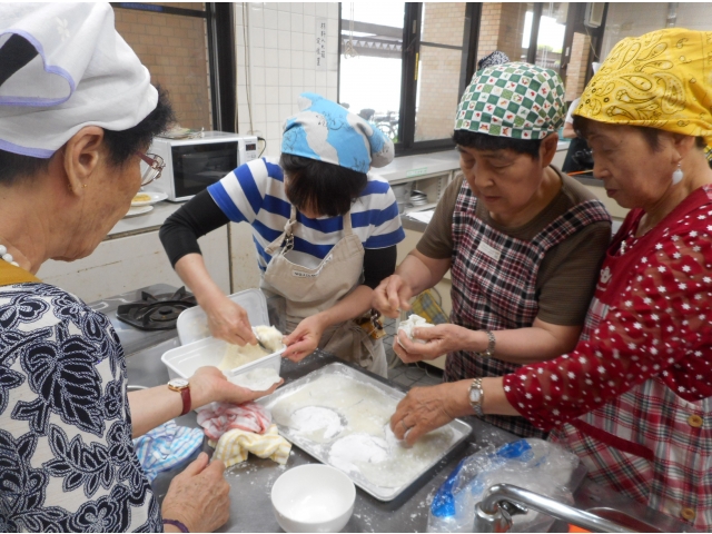 雪見大福は餅でアイスクリームを包んで作ります。